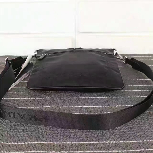 プラダバッグ側面デザイン